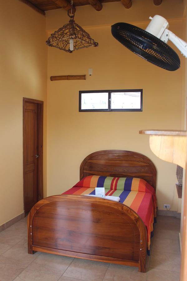 La Mariposa Hostal Olon Bagian luar foto